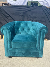 Charger l'image dans la visionneuse de la galerie, Fauteuil Chesterfield en velours bleu canard