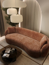 Charger l'image dans la visionneuse de la galerie, Canapé 3 places 210cm en velours gaufré terracotta CELINE – en situation dans un salon