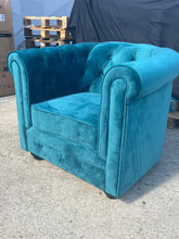 Charger l'image dans la visionneuse de la galerie, Fauteuil Chesterfield en velours bleu canard
