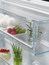 Charger l&#39;image dans la visionneuse de la galerie, Réfrigérateur encastrable 1 porte 137L H87.7xL55.6 AEG - TSK5O881DF
